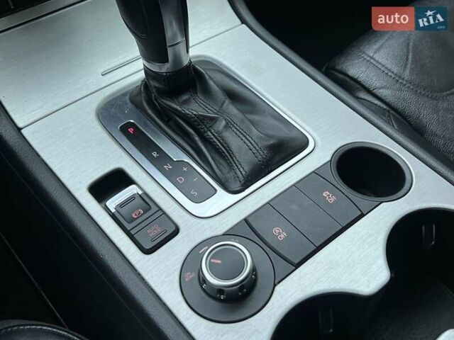 Серый Фольксваген Туарег, объемом двигателя 3 л и пробегом 298 тыс. км за 15500 $, фото 34 на Automoto.ua