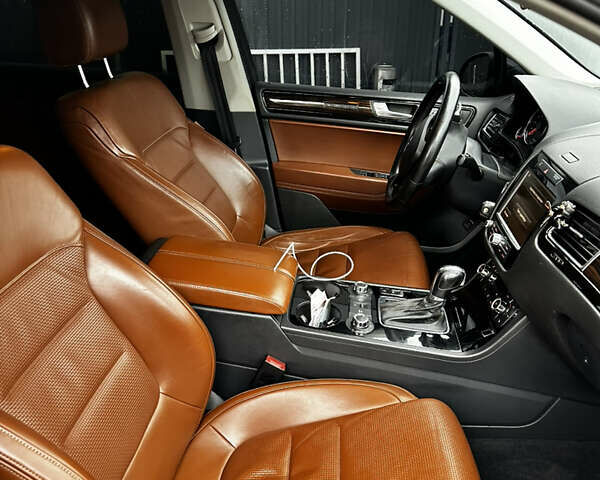 Серый Фольксваген Туарег, объемом двигателя 2.97 л и пробегом 314 тыс. км за 17600 $, фото 7 на Automoto.ua