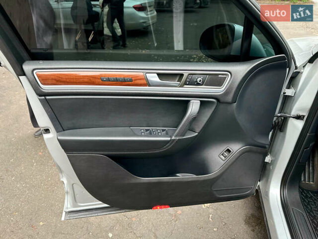 Сірий Фольксваген Туарег, об'ємом двигуна 2.97 л та пробігом 318 тис. км за 17600 $, фото 16 на Automoto.ua