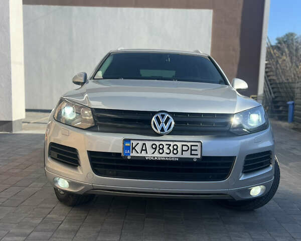 Серый Фольксваген Туарег, объемом двигателя 2.97 л и пробегом 299 тыс. км за 15500 $, фото 2 на Automoto.ua