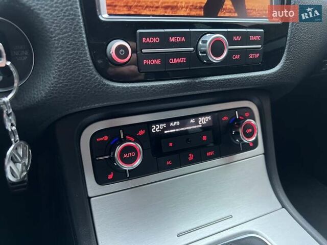 Серый Фольксваген Туарег, объемом двигателя 3 л и пробегом 298 тыс. км за 15500 $, фото 35 на Automoto.ua