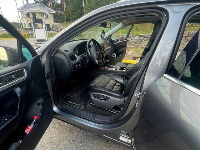 Серый Фольксваген Туарег, объемом двигателя 3 л и пробегом 239 тыс. км за 20000 $, фото 4 на Automoto.ua