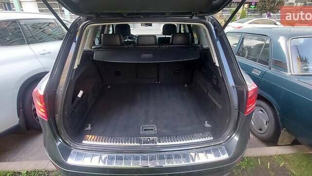 Серый Фольксваген Туарег, объемом двигателя 3.6 л и пробегом 300 тыс. км за 13500 $, фото 9 на Automoto.ua