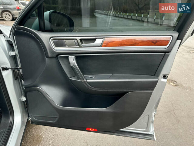 Сірий Фольксваген Туарег, об'ємом двигуна 2.97 л та пробігом 318 тис. км за 17600 $, фото 20 на Automoto.ua