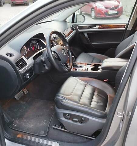 Серый Фольксваген Туарег, объемом двигателя 3 л и пробегом 259 тыс. км за 17000 $, фото 5 на Automoto.ua