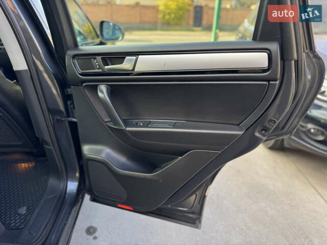 Сірий Фольксваген Туарег, об'ємом двигуна 3 л та пробігом 218 тис. км за 15700 $, фото 25 на Automoto.ua