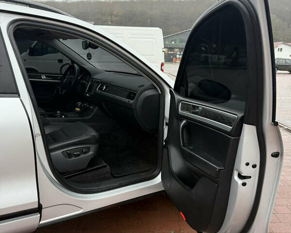 Серый Фольксваген Туарег, объемом двигателя 2.97 л и пробегом 210 тыс. км за 17499 $, фото 25 на Automoto.ua