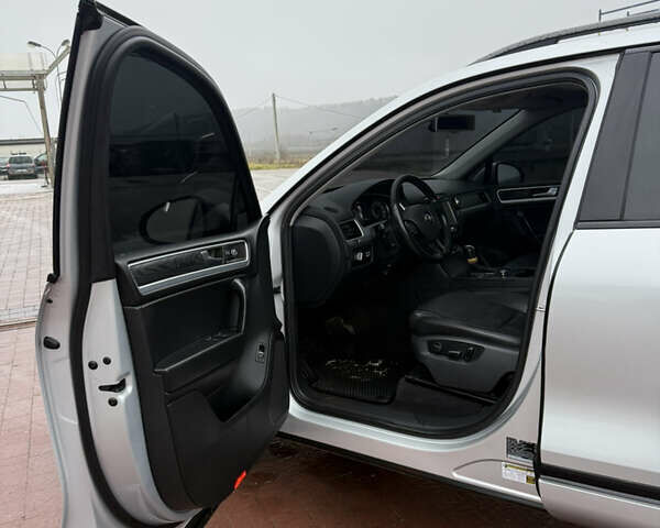 Серый Фольксваген Туарег, объемом двигателя 2.97 л и пробегом 210 тыс. км за 17499 $, фото 4 на Automoto.ua