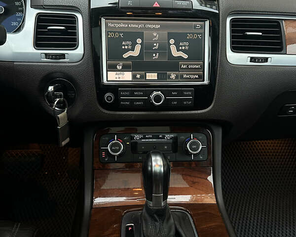 Серый Фольксваген Туарег, объемом двигателя 2.97 л и пробегом 212 тыс. км за 19900 $, фото 3 на Automoto.ua