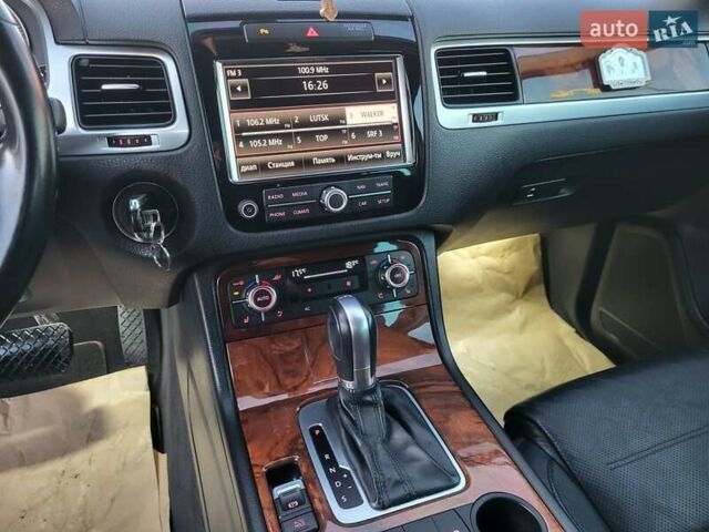 Серый Фольксваген Туарег, объемом двигателя 3 л и пробегом 310 тыс. км за 18500 $, фото 17 на Automoto.ua