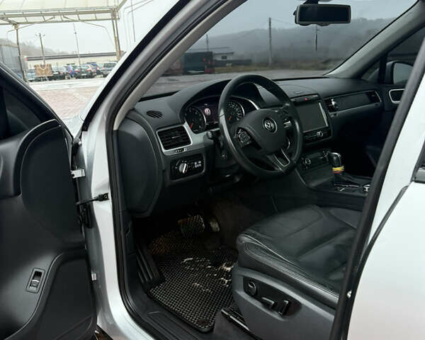 Серый Фольксваген Туарег, объемом двигателя 2.97 л и пробегом 210 тыс. км за 17499 $, фото 5 на Automoto.ua