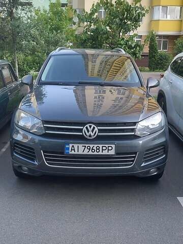 Серый Фольксваген Туарег, объемом двигателя 3.6 л и пробегом 300 тыс. км за 13500 $, фото 3 на Automoto.ua