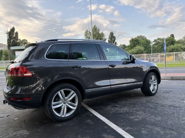 Сірий Фольксваген Туарег, об'ємом двигуна 3 л та пробігом 222 тис. км за 17000 $, фото 2 на Automoto.ua