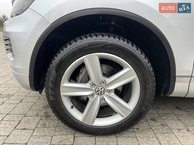 Серый Фольксваген Туарег, объемом двигателя 3 л и пробегом 298 тыс. км за 15500 $, фото 41 на Automoto.ua