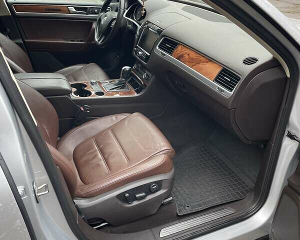 Сірий Фольксваген Туарег, об'ємом двигуна 2.97 л та пробігом 288 тис. км за 17900 $, фото 10 на Automoto.ua