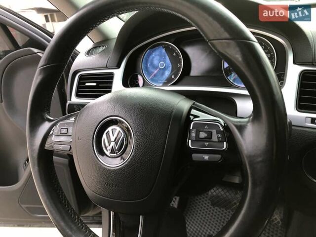 Серый Фольксваген Туарег, объемом двигателя 2.97 л и пробегом 263 тыс. км за 15900 $, фото 38 на Automoto.ua