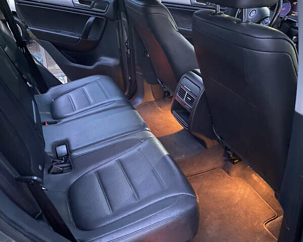 Серый Фольксваген Туарег, объемом двигателя 2.97 л и пробегом 257 тыс. км за 15500 $, фото 13 на Automoto.ua