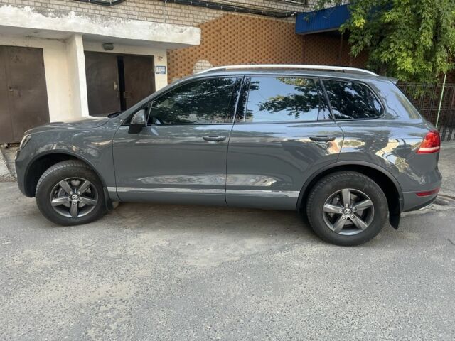 Сірий Фольксваген Туарег, об'ємом двигуна 3 л та пробігом 259 тис. км за 17500 $, фото 3 на Automoto.ua