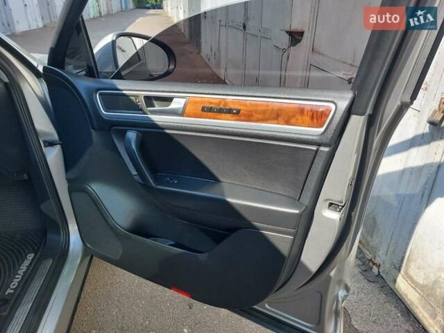 Сірий Фольксваген Туарег, об'ємом двигуна 3 л та пробігом 154 тис. км за 15800 $, фото 26 на Automoto.ua
