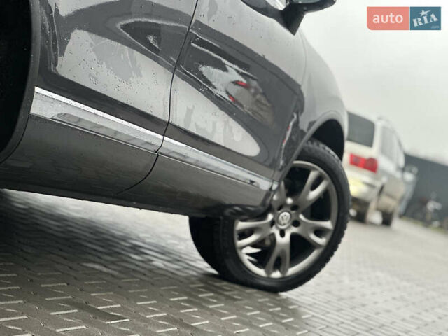 Сірий Фольксваген Туарег, об'ємом двигуна 3 л та пробігом 298 тис. км за 18500 $, фото 51 на Automoto.ua