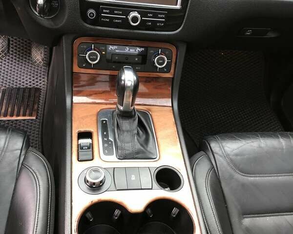 Серый Фольксваген Туарег, объемом двигателя 2.97 л и пробегом 263 тыс. км за 15900 $, фото 33 на Automoto.ua