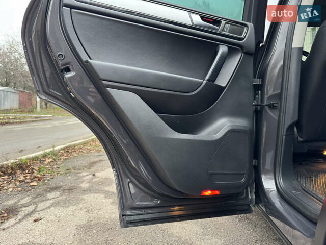 Серый Фольксваген Туарег, объемом двигателя 3 л и пробегом 260 тыс. км за 16700 $, фото 53 на Automoto.ua