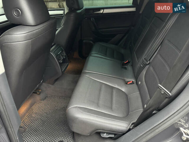 Серый Фольксваген Туарег, объемом двигателя 3 л и пробегом 260 тыс. км за 16700 $, фото 57 на Automoto.ua