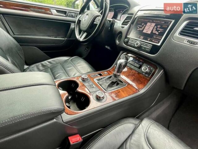 Серый Фольксваген Туарег, объемом двигателя 3 л и пробегом 232 тыс. км за 19700 $, фото 22 на Automoto.ua