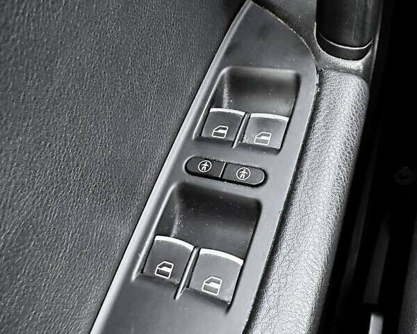 Серый Фольксваген Туарег, объемом двигателя 3 л и пробегом 286 тыс. км за 17900 $, фото 11 на Automoto.ua