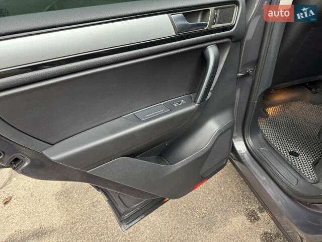 Серый Фольксваген Туарег, объемом двигателя 3 л и пробегом 260 тыс. км за 16700 $, фото 54 на Automoto.ua