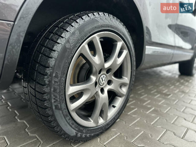 Сірий Фольксваген Туарег, об'ємом двигуна 3 л та пробігом 298 тис. км за 18500 $, фото 24 на Automoto.ua