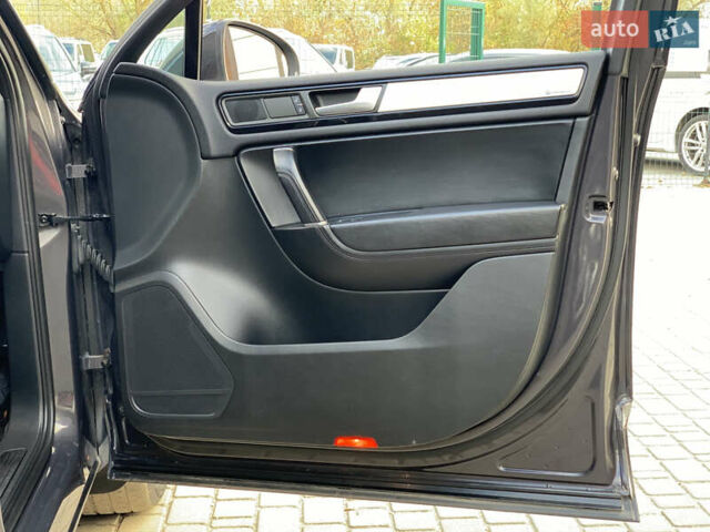 Серый Фольксваген Туарег, объемом двигателя 3 л и пробегом 260 тыс. км за 18899 $, фото 34 на Automoto.ua