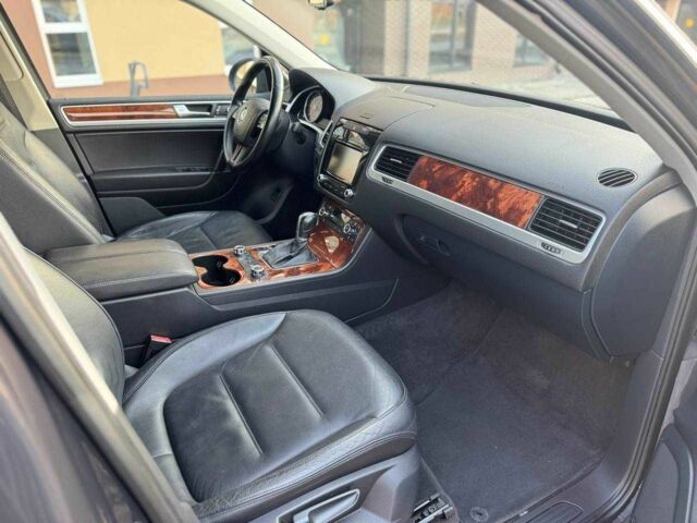 Серый Фольксваген Туарег, объемом двигателя 3 л и пробегом 189 тыс. км за 21500 $, фото 15 на Automoto.ua