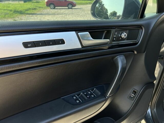 Серый Фольксваген Туарег, объемом двигателя 3 л и пробегом 253 тыс. км за 17000 $, фото 12 на Automoto.ua