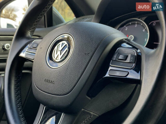 Серый Фольксваген Туарег, объемом двигателя 3 л и пробегом 260 тыс. км за 18899 $, фото 44 на Automoto.ua