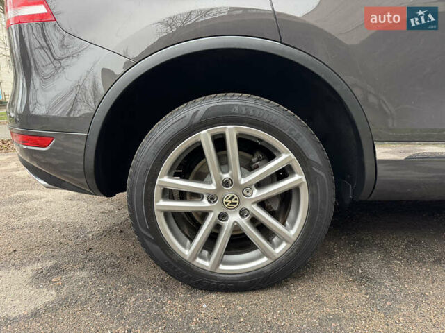 Серый Фольксваген Туарег, объемом двигателя 3 л и пробегом 260 тыс. км за 16700 $, фото 32 на Automoto.ua