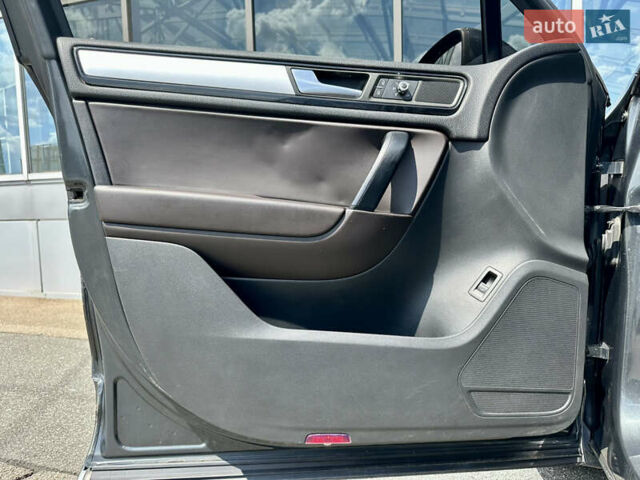 Серый Фольксваген Туарег, объемом двигателя 3 л и пробегом 226 тыс. км за 15490 $, фото 24 на Automoto.ua