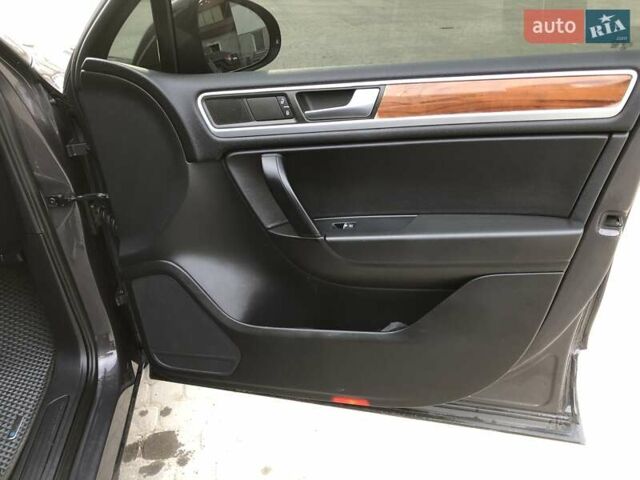 Серый Фольксваген Туарег, объемом двигателя 2.97 л и пробегом 263 тыс. км за 15900 $, фото 17 на Automoto.ua