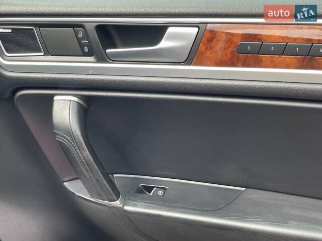 Серый Фольксваген Туарег, объемом двигателя 3 л и пробегом 232 тыс. км за 19700 $, фото 26 на Automoto.ua