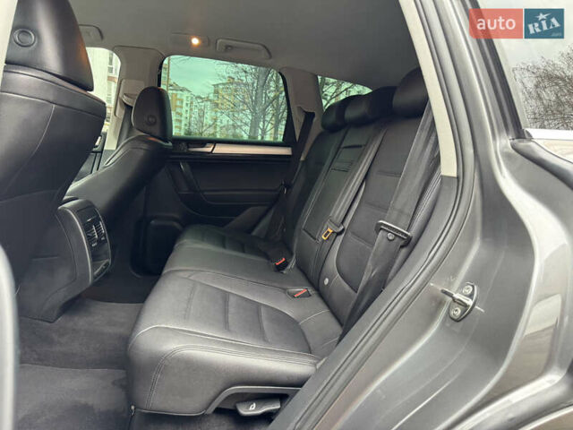 Серый Фольксваген Туарег, объемом двигателя 2.97 л и пробегом 285 тыс. км за 16990 $, фото 25 на Automoto.ua