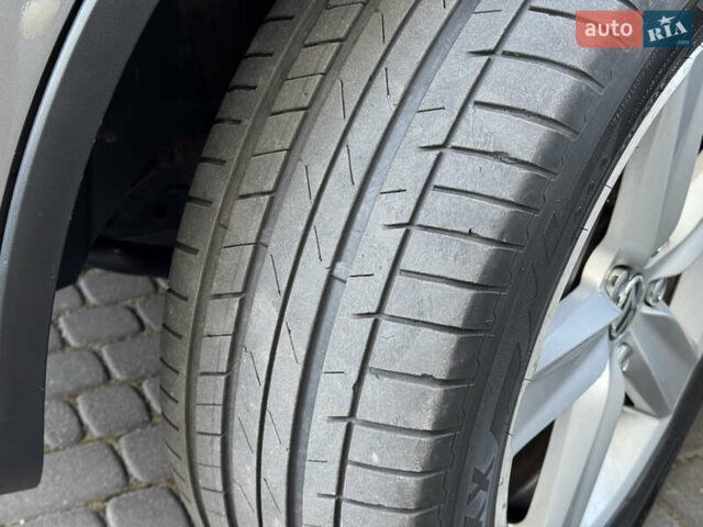 Сірий Фольксваген Туарег, об'ємом двигуна 2.97 л та пробігом 238 тис. км за 18300 $, фото 24 на Automoto.ua