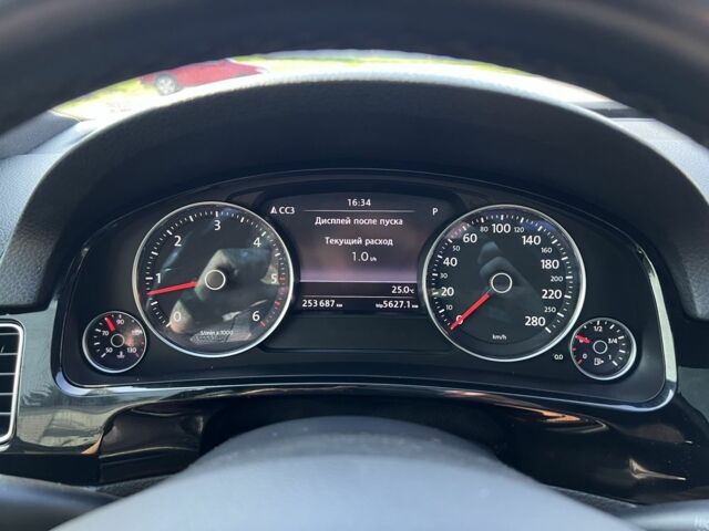 Серый Фольксваген Туарег, объемом двигателя 3 л и пробегом 253 тыс. км за 17000 $, фото 17 на Automoto.ua