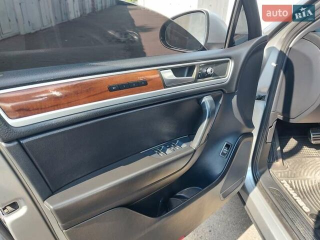 Сірий Фольксваген Туарег, об'ємом двигуна 3 л та пробігом 154 тис. км за 15800 $, фото 15 на Automoto.ua