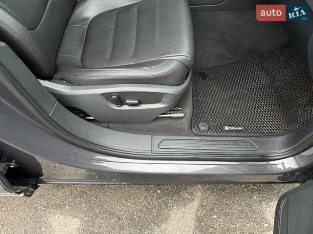 Серый Фольксваген Туарег, объемом двигателя 3 л и пробегом 260 тыс. км за 16700 $, фото 69 на Automoto.ua