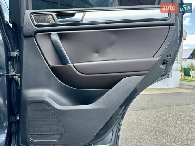 Серый Фольксваген Туарег, объемом двигателя 3 л и пробегом 226 тыс. км за 15490 $, фото 37 на Automoto.ua