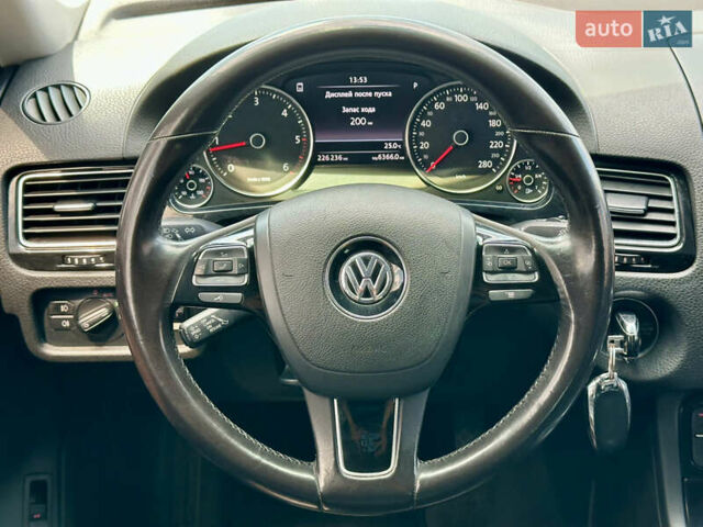 Серый Фольксваген Туарег, объемом двигателя 3 л и пробегом 226 тыс. км за 15490 $, фото 57 на Automoto.ua