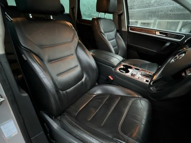 Серый Фольксваген Туарег, объемом двигателя 3 л и пробегом 220 тыс. км за 10750 $, фото 5 на Automoto.ua