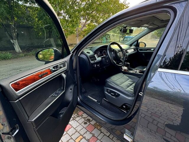 Серый Фольксваген Туарег, объемом двигателя 3 л и пробегом 130 тыс. км за 18000 $, фото 3 на Automoto.ua