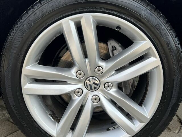 Серый Фольксваген Туарег, объемом двигателя 3 л и пробегом 220 тыс. км за 10750 $, фото 2 на Automoto.ua