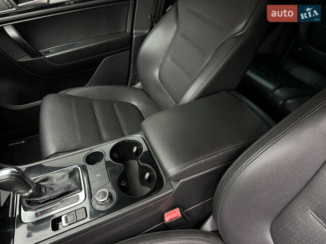 Серый Фольксваген Туарег, объемом двигателя 3 л и пробегом 260 тыс. км за 16700 $, фото 45 на Automoto.ua